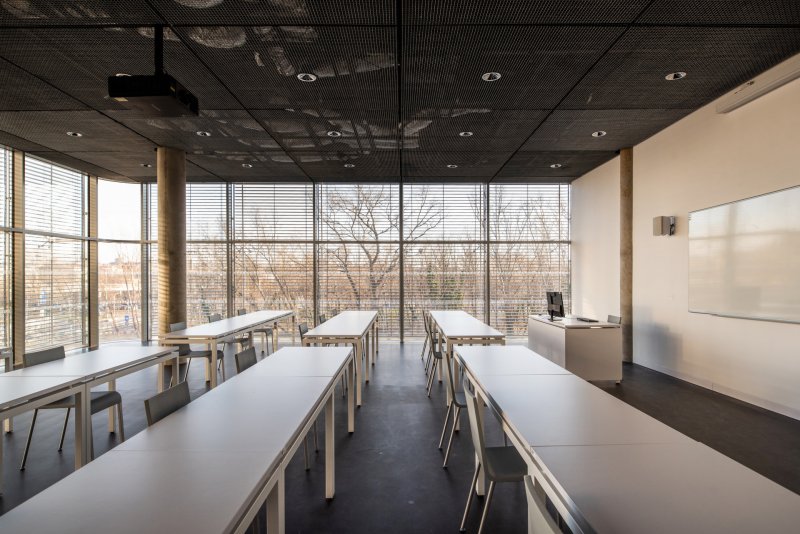 Přestavba menzy Koleje 17. listopadu na Fakultu humanitních studií UK v Praze od Kuba & Pilař architekti