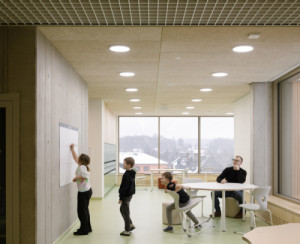 Kdo je tu učitel a kdo žák? Také tradiční role je možné občas přehodit. (Nová škola LOŠBATES; SOA architekti)