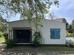 Jaroslav Fragner - Letní dům se soláriem Milči Mayerové, 1936. Pohled ze strany ložnice. Velké okno do ložnice původně sloužilo jako vjezd do garáže, ale sám Fragner ji přeprojektoval na ložnici rok po výstavbě