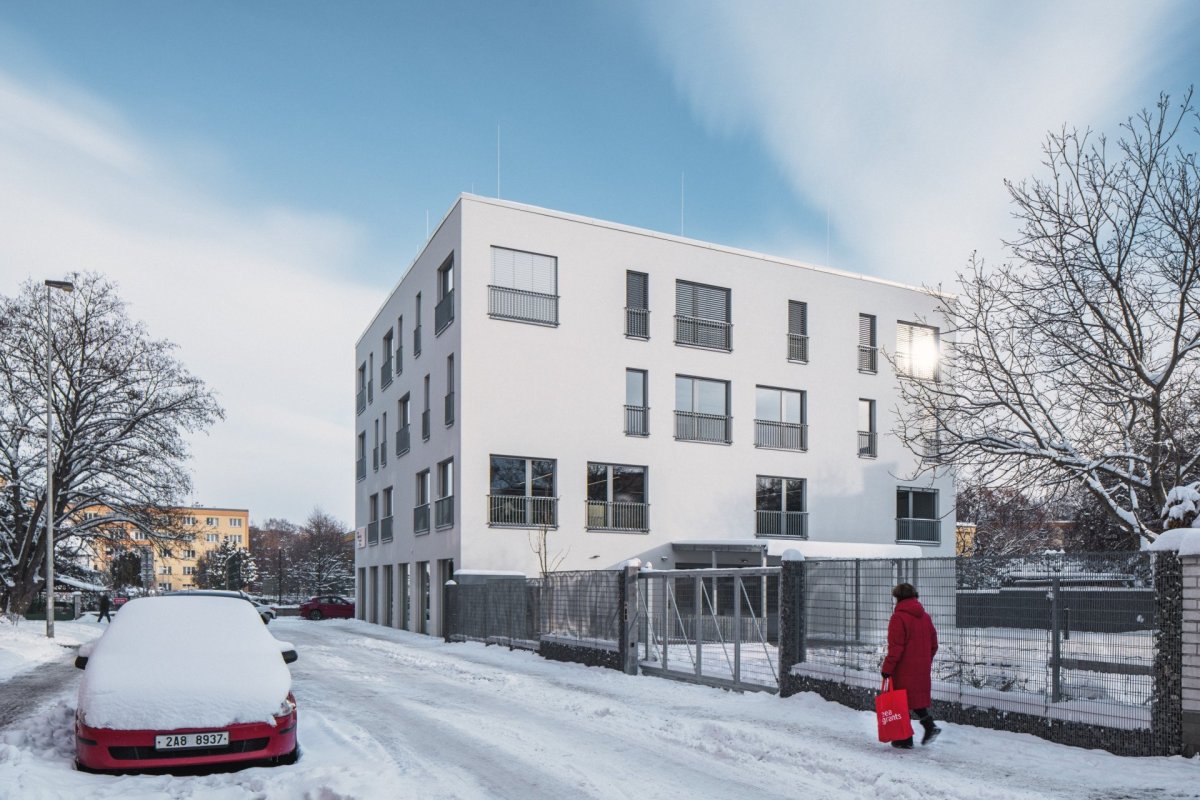 Městská knihovna na Petřinách, studio MONOM: Ke knihovně patří i přilehlá zahrada - i tam si můžete číst.