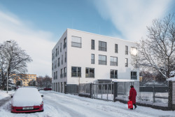 Městská knihovna na Petřinách, studio MONOM: Ke knihovně patří i přilehlá zahrada - i tam si můžete číst.