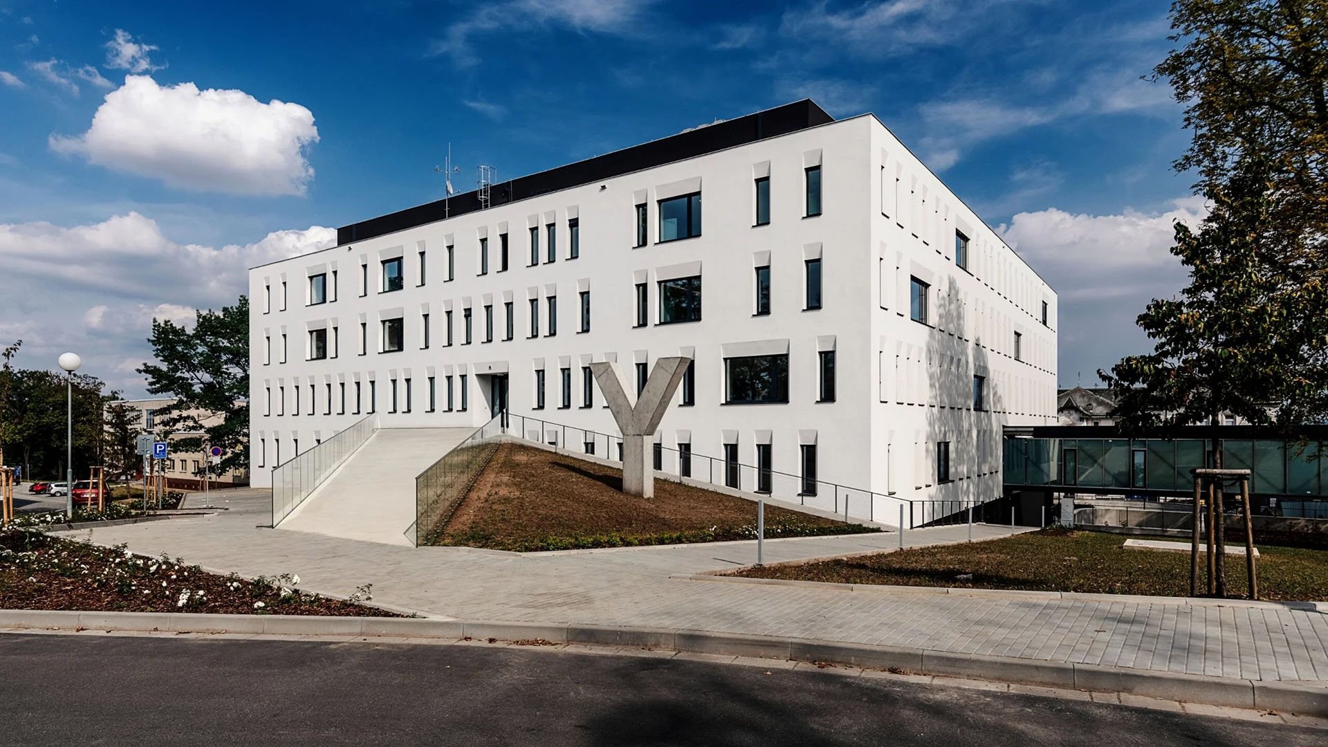 Navigo Solutions s.r.o. přináší rozhovor s architektem Adamem Rujbrem. Povídali si o architektuře, která obstojí v čase. (na obrázku pasivní zdravotnický pavilon Fakultní nemocnice v Olomouci)