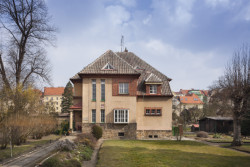 Pro muzejníka Ladislava Lábka navrhl Hanuš Zápal na počátku 20. let minulého století rodinný dům v plzeňské zahradní čtvrti Bezovka. Téměř intaktně dochovaná vila prozrazuje vliv anglické a holandské architektury.