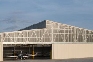 Siluetu stavby určují rozdílné sklony dvou pultových střech. (Hangár ve Zbraslavicích, Studio Raketoplán)