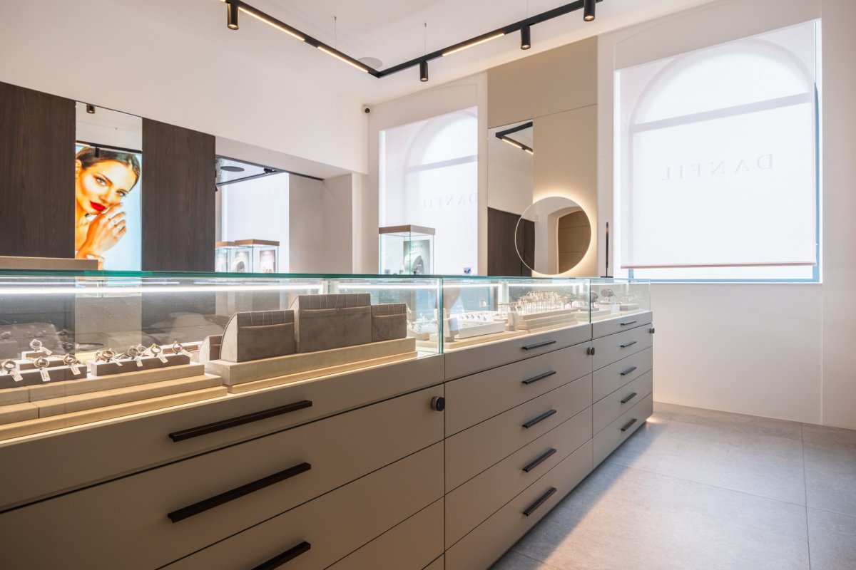Individuálně navržené a na míru vyrobené vybavení dodala firma SYMA Living, která se specializuje na tvorbu atypických interiérů v propojení s architekty a interiérovými designéry.