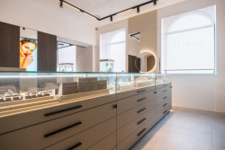 Individuálně navržené a na míru vyrobené vybavení dodala firma SYMA Living, která se specializuje na tvorbu atypických interiérů v propojení s architekty a interiérovými designéry.