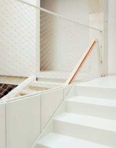 Španělské studio Ateinza Maure Arquitectos zrekonstruovalo starou stavbu ve Španělsku. Kamenný objekt nově slouží jako prázdninový dům