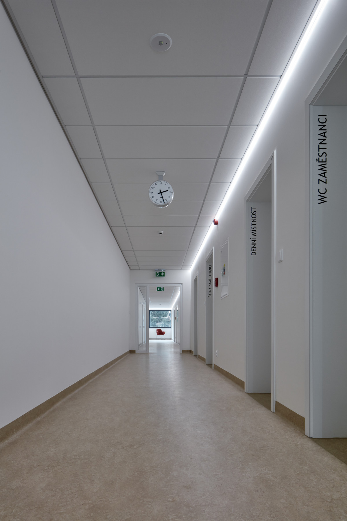 Pohled do chodby (Dětská léčebna se speleoterapií v Ostrově u Macochy; Adam Rujbr Architects)