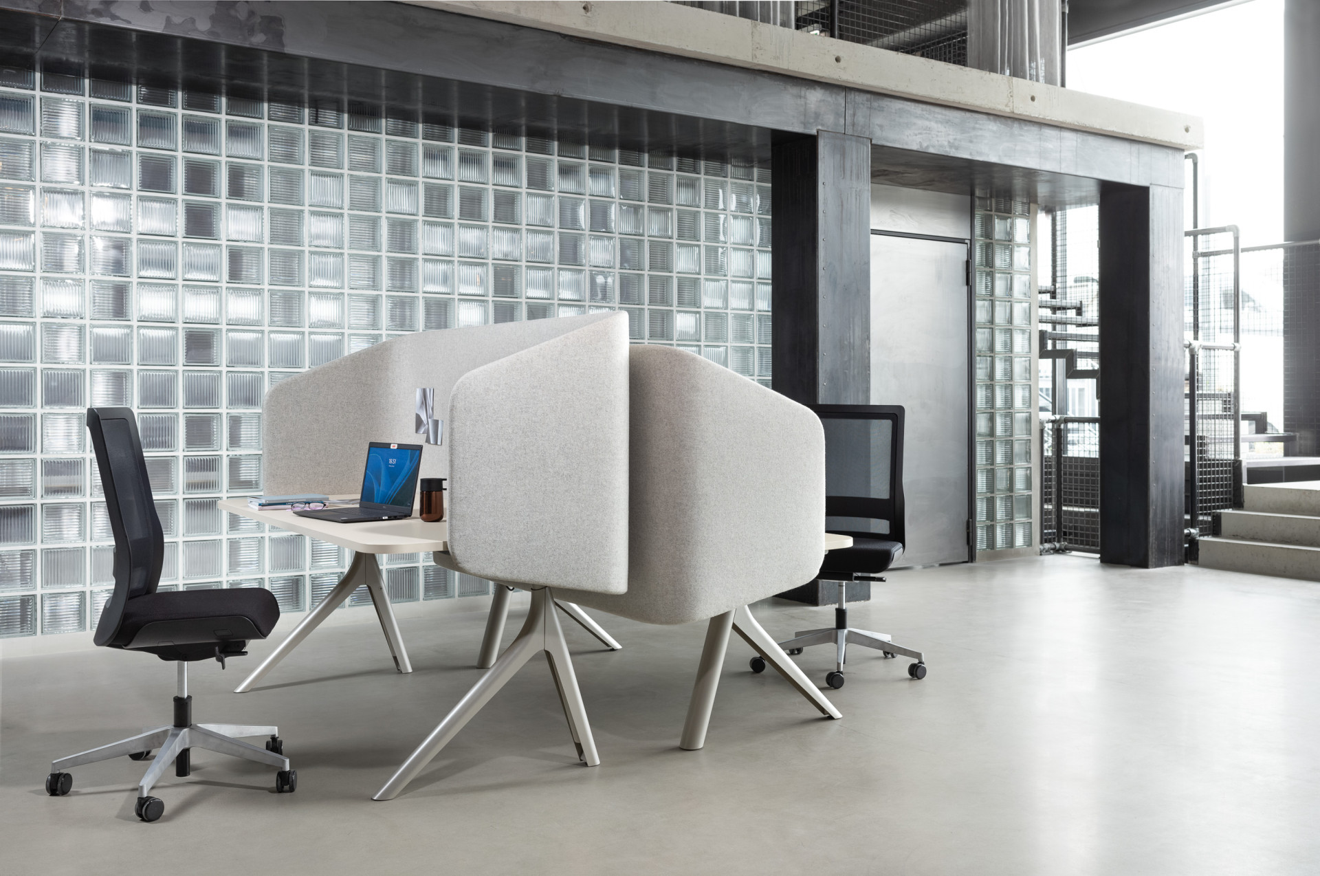 Optimalizované pracovní prostředí kanceláří vyžaduje strukturované uspořádání.