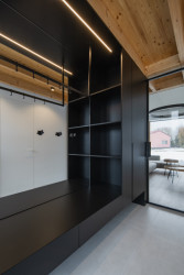 Zádveří (Přízemní dům s fasádou z opalovaného dřeva; Luni architekti)