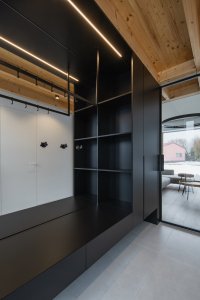 Zádveří (Přízemní dům s fasádou z opalovaného dřeva; Luni architekti)