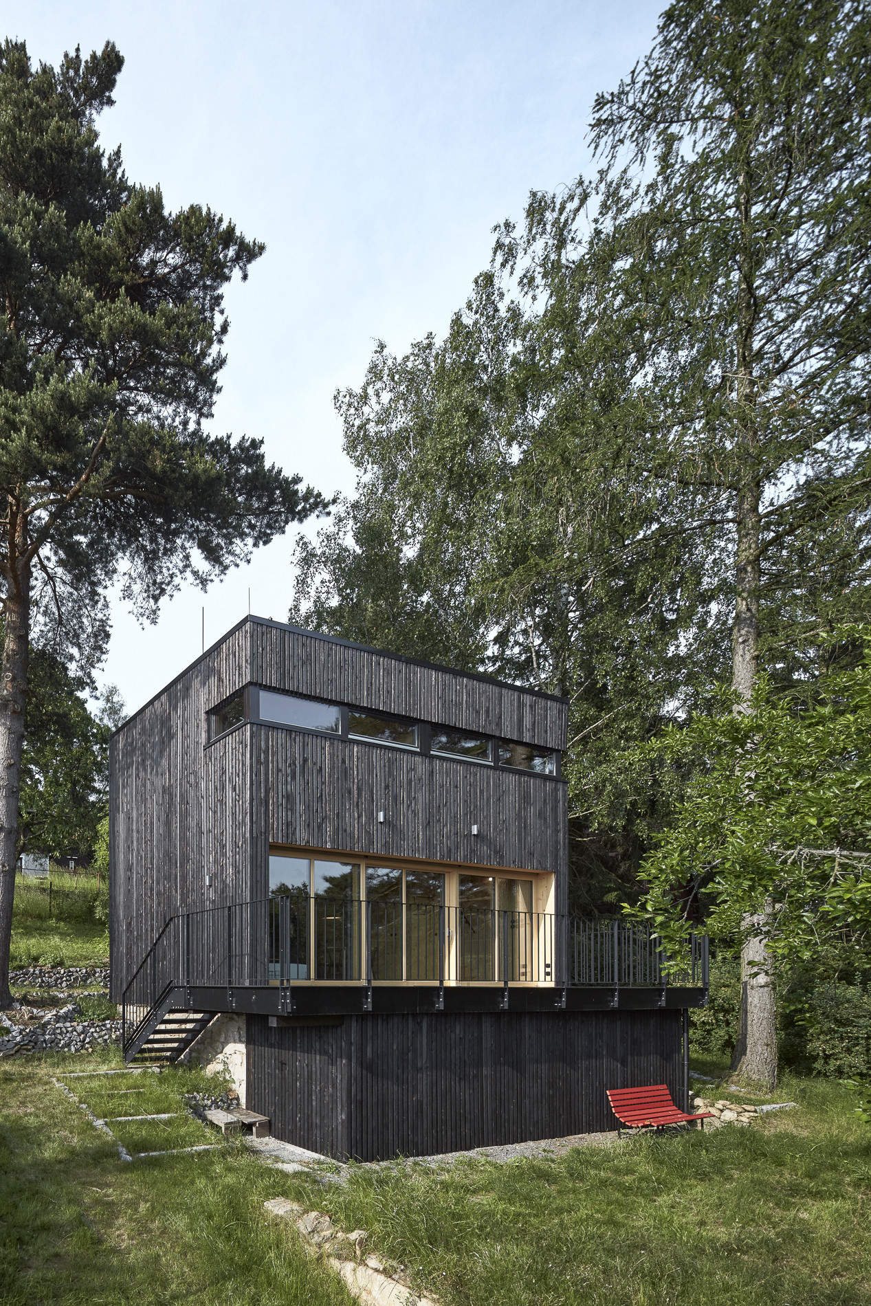 Chata Kostka na Vysočině, 0, 5 Studio: Architekti jí podle jejího tvaru říkají Kostka, stojí ve svahu a slouží pro rekreaci pražské rodiny