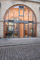 Oblouk číslo 36 pod Negrelliho viaduktem; CCEA MOBA, architektka Yvette Vašourková a architekt Igor Kovačevič