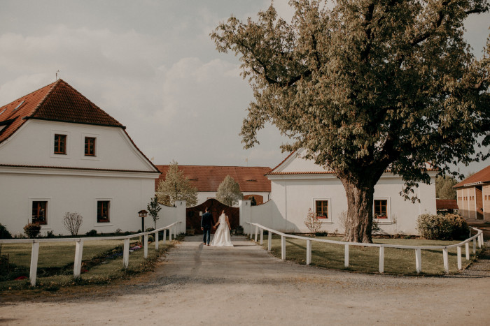 Místo, které vypadá dobře nejen na svatebních fotografiích, ale především se v něm svatebčané cítí dobře. Prohlédněte si výběr lokalit s architektonickým rukopisem.