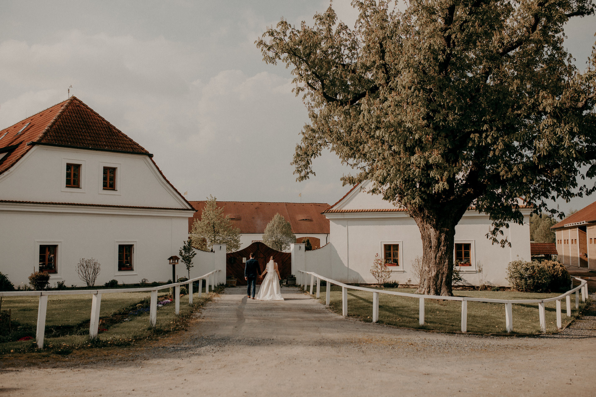 Místo, které vypadá dobře nejen na svatebních fotografiích, ale především se v něm svatebčané cítí dobře. Prohlédněte si výběr lokalit s architektonickým rukopisem.