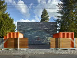 Stempel & Tesař architekti, Dům, který se otevírá slunci: Stojí na okraji obce Malé Kyšice na Křivoklátsku, kde v původně rekreační oblasti nahradil původní chatu