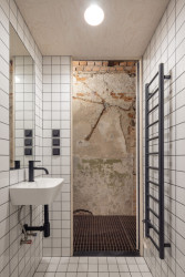 V blízkosti buněk se pak nachází sprchy.