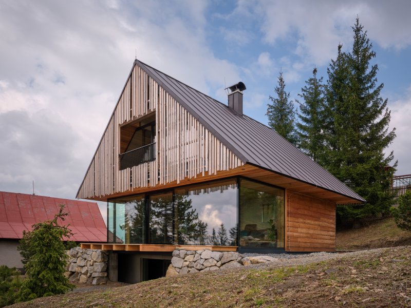 Nová chata kopíruje půdorysnou stopu své předchůdkyně. (Chata Kohútka od SENAA architekti)