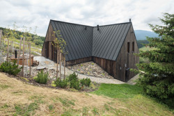 Chalupa sedí na vrstevnici v příkrém svahu. Vlastně se do něj „zakusuje“. (OK PLAN ARCHITECTS, Rodinná bouda)