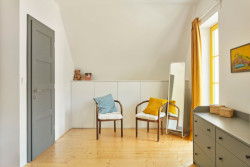 Na horním podlaží se nacházejí dvě ložnice. (Rekonstrukce prvorepublikového domu v údolí, 0,5 Studio)