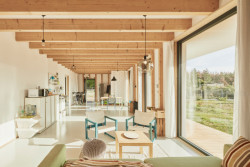 Interiér si investor zařídil sám - nízkonákladově, vynalézavě, sympaticky. (Chytrý dům v Dobříši, 0,5 Studio)