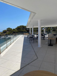 Zrekonstruovaná hlavní budova klubu Club Nàutic Port d'Aro v Platja d'Aro se nachází přímo na promenádě v Port d'Aro. Značka RAKO dodala dlaždice Piazetta Outdoor v šedé a béžové barvě pro kvalitní provedení venkovního prostoru