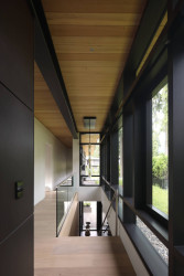 Vláknocementové desky mají využití v mnoha interiérech - v restauracích, galeriích, stanicích metra i doma. (na obrázku Bridge House v Kanadě, použití desky Carat Anthracite 7024)