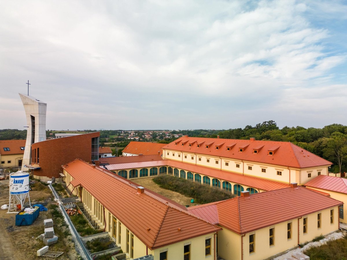 Řád bosých karmelitek proměňuje zemědělský statek v Drastech na své nové sídlo.