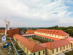 Řád bosých karmelitek proměňuje zemědělský statek v Drastech na své nové sídlo.