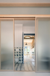A zde pohled na průsvitné příčky, které oddělují koupelnu od dalších soukromých pokojů. (Dům v Kutné Hoře, BYRÓ architekti)