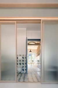 A zde pohled na průsvitné příčky, které oddělují koupelnu od dalších soukromých pokojů. (Dům v Kutné Hoře, BYRÓ architekti)