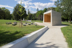 Pohled na podium (Park Střed v Mostě, Rehwaldt Landscape Architects + Atelier Hoffman)