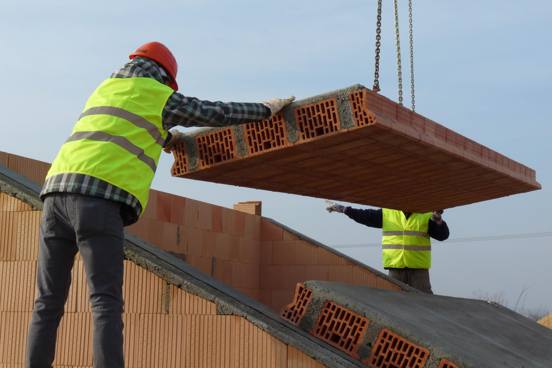 Realizace těžké střechy pomocí keramobetonových stropních panelů HELUZ