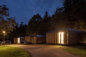 Společnost KOMA Modular představuje elegantní modul Fashion Line Relax, který je budoucností rekreačního bydlení