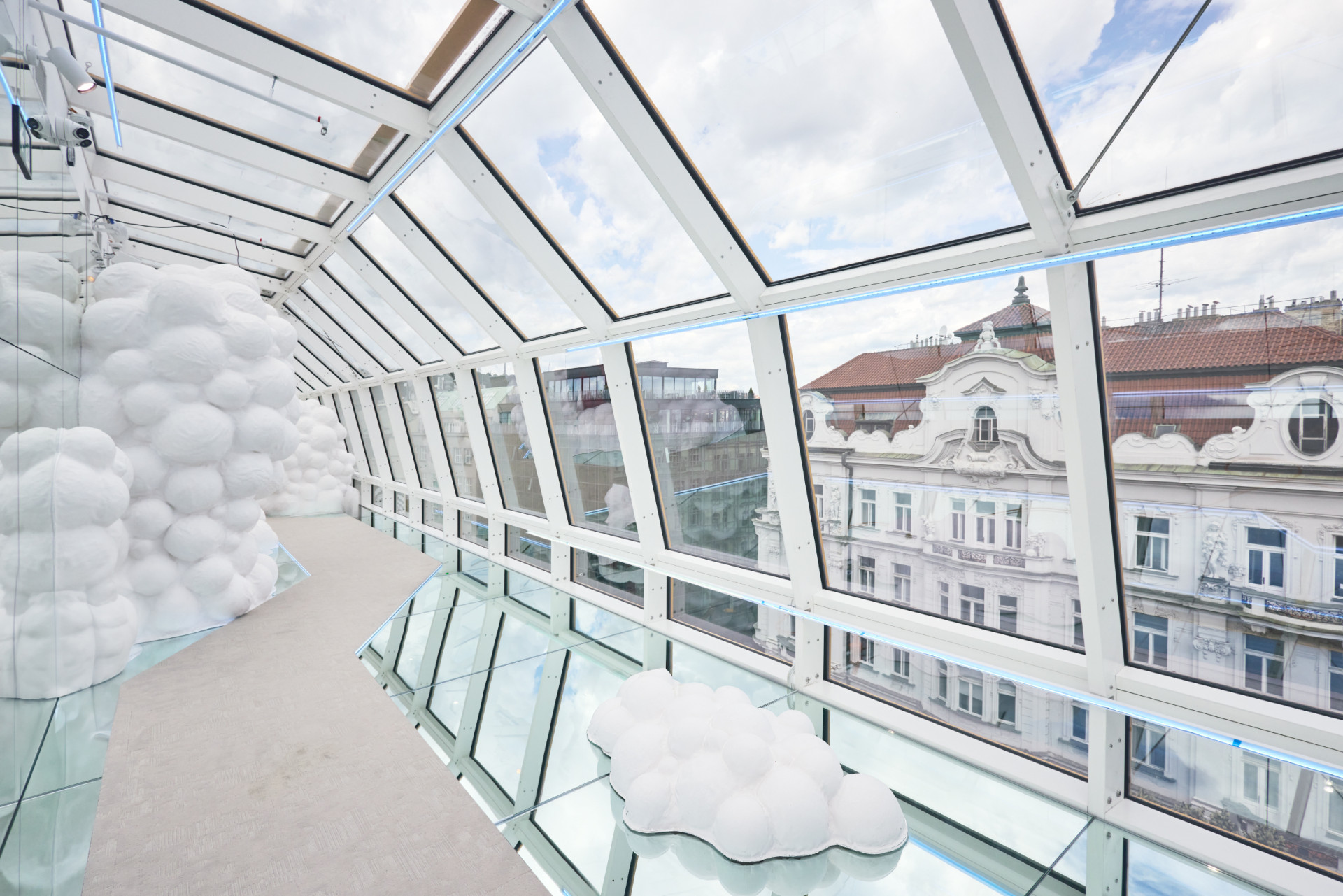 Také skla musela napodobit původní realizaci.