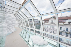 Také skla musela napodobit původní realizaci.