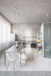 Slovenští architekti Richard Kilo a Matej Honč zrekonstruovali byt v původním kancelářském domě v Bratislavě