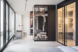 Byt v Karlíně s dveřním systémem od Dorsis