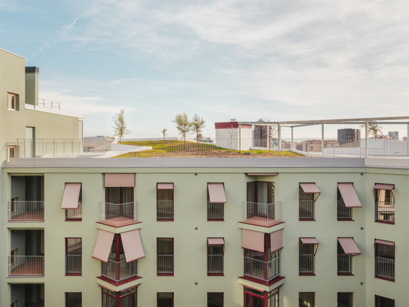 Pohled na bytový dům a jeho střešní krajinu (Bytový dům La Comunidad Habitacional v Barceloně; Cierto Estudio)