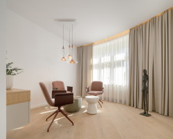 Pohled do kanceláří (Zrekonstruované kanceláře v Paláci Akropolis; Marco Maio Architects)