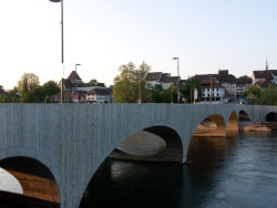 Pont Neuf v Aarau, Christ & Gantenbein: Nový most není první moderní stavbou v Aarau, přímo v centru se nachází třeba nová tržnice. Přesto betonový most s ladnými křivkami u některých místních vzbudil nevoli.