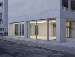 Dům pro umělce v Londýně navrhlo studio Apparata. Umožňuje obyvatelům měnit dispozice bytů, podporuje komunitní život a představuje model flexibilního a sociálně udržitelného bydlení.