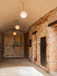 Očištěný průjezd a vstup do kavárny