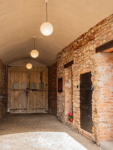 Očištěný průjezd a vstup do kavárny
