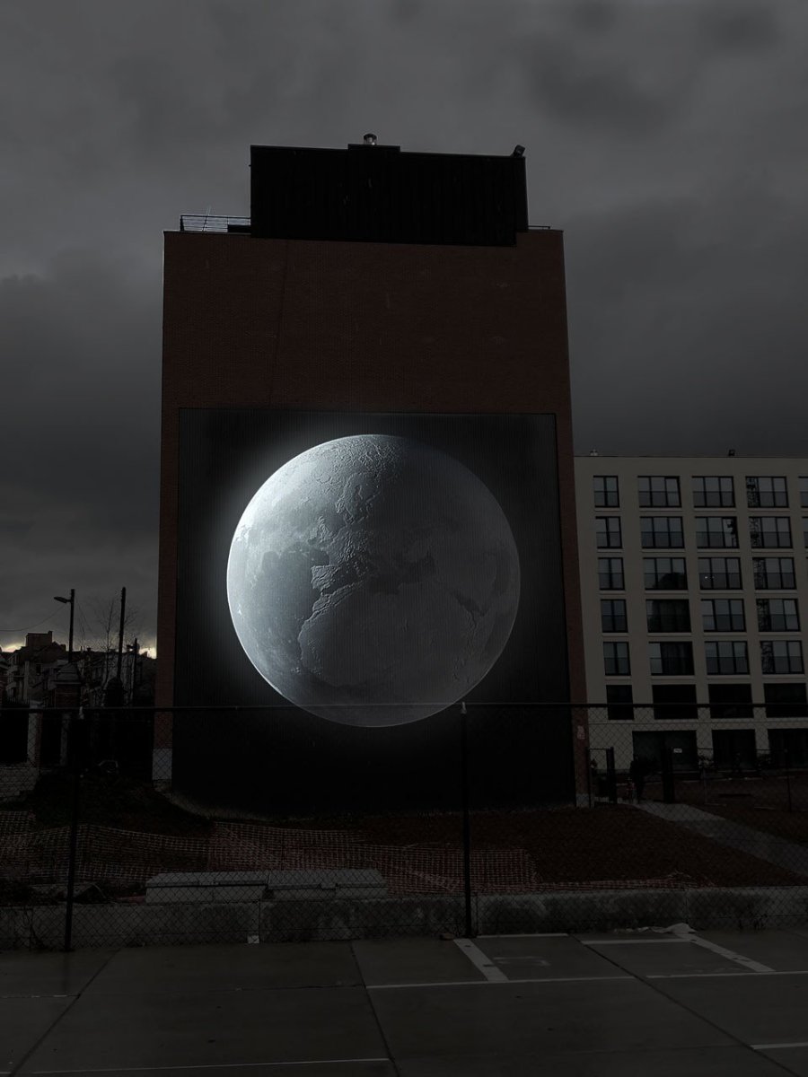 View from the moon ve Stínadlech na Starém Městě, Joanie Lemercier.