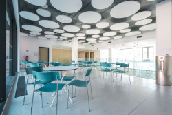 Vysoká škola báňská v Ostravě má novou budovu ekonomické fakulty. Navrhlo ji studio CHVÁLEK ATELIÉR s.r.o.