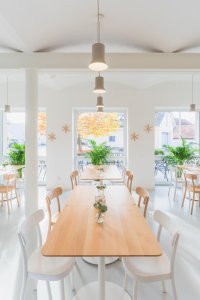 Dominantou hlavního prostoru restaurace se staly valené klenby. (Interiér restaurace Blatenský dvůr, Dominik Cvrček)