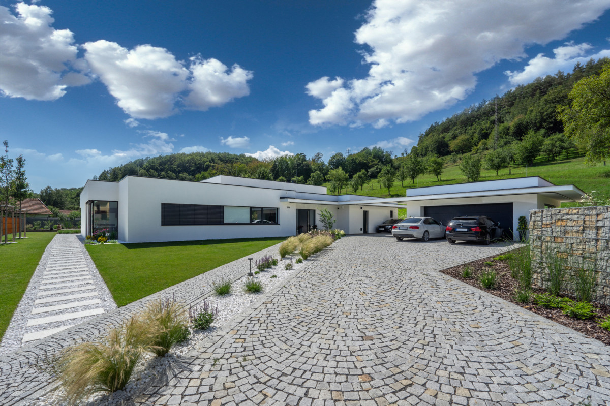 Vila při pohledu z přístupové cesty (Villa Všemina; Kareš Arch)