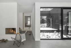 Nedaleko švédského Göteborgu stojí Villa Jägersro. V ní si mladá rodinu užívá výhledů na jezero a okolní přírodu.