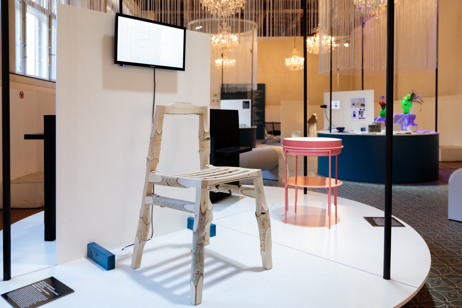 Vítězem v kategorii produktového designu se stal absolvent berlínské Universität der Künste Matthias Gschwendtner. Práce s názvem Nové zdroje (New Sources) je případová studie využívající zbytkových materiálů z dřevařského průmyslu pro výrobu nábytku do domácnosti za pomoci propojení 3D skenování, počítačového designu a robotické výroby.